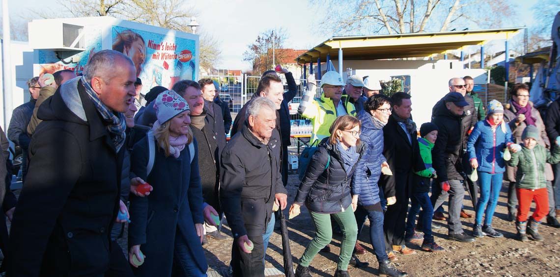 Spatenstich fürs neue Hallenbad
