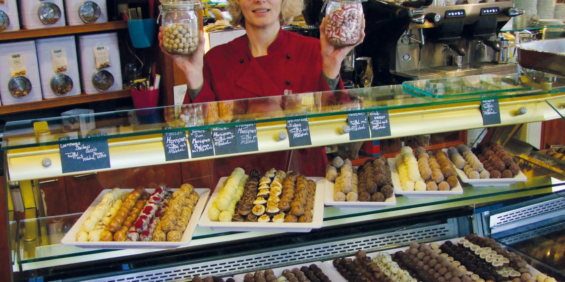 Kuchen, Pralinen und feine Nikoläuse